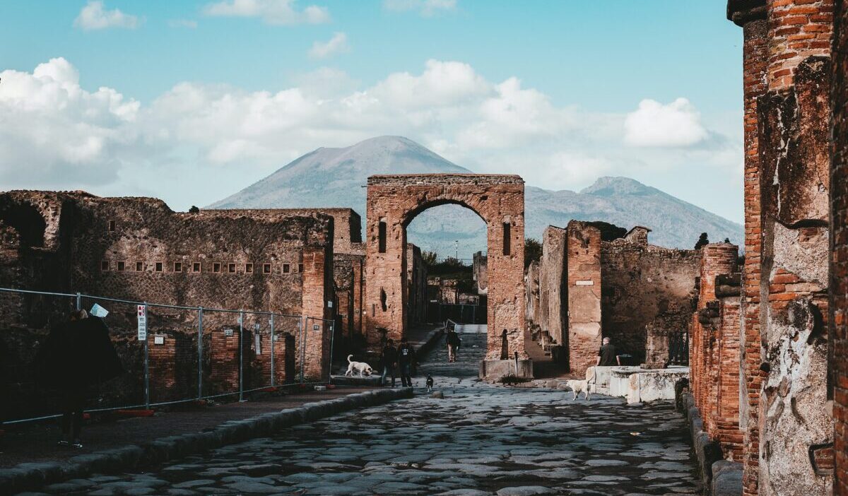 arco de pueblo marrón durante el día