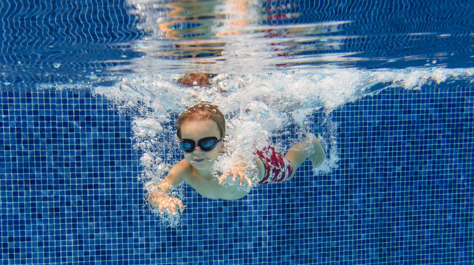 niño en la piscina