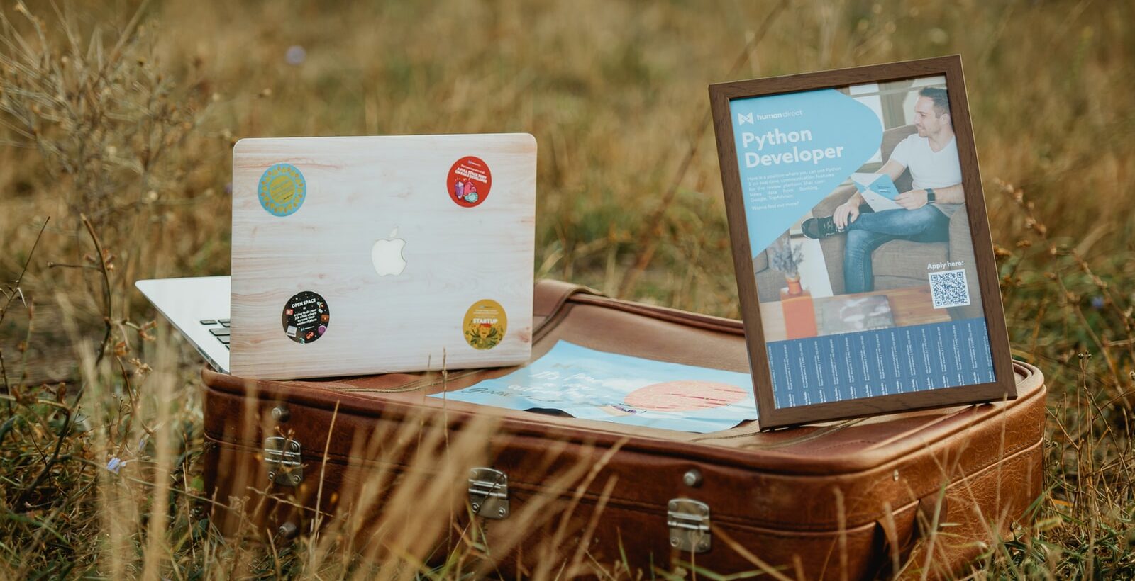 Weißer Laptop-Computer auf brauner Holzkiste