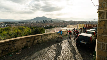Napoli Obliqua, 150 km in bici dal centro ai Campi Flegrei: l’anteprima con pedalata serale