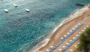 Strand mit Sonnenschirmen