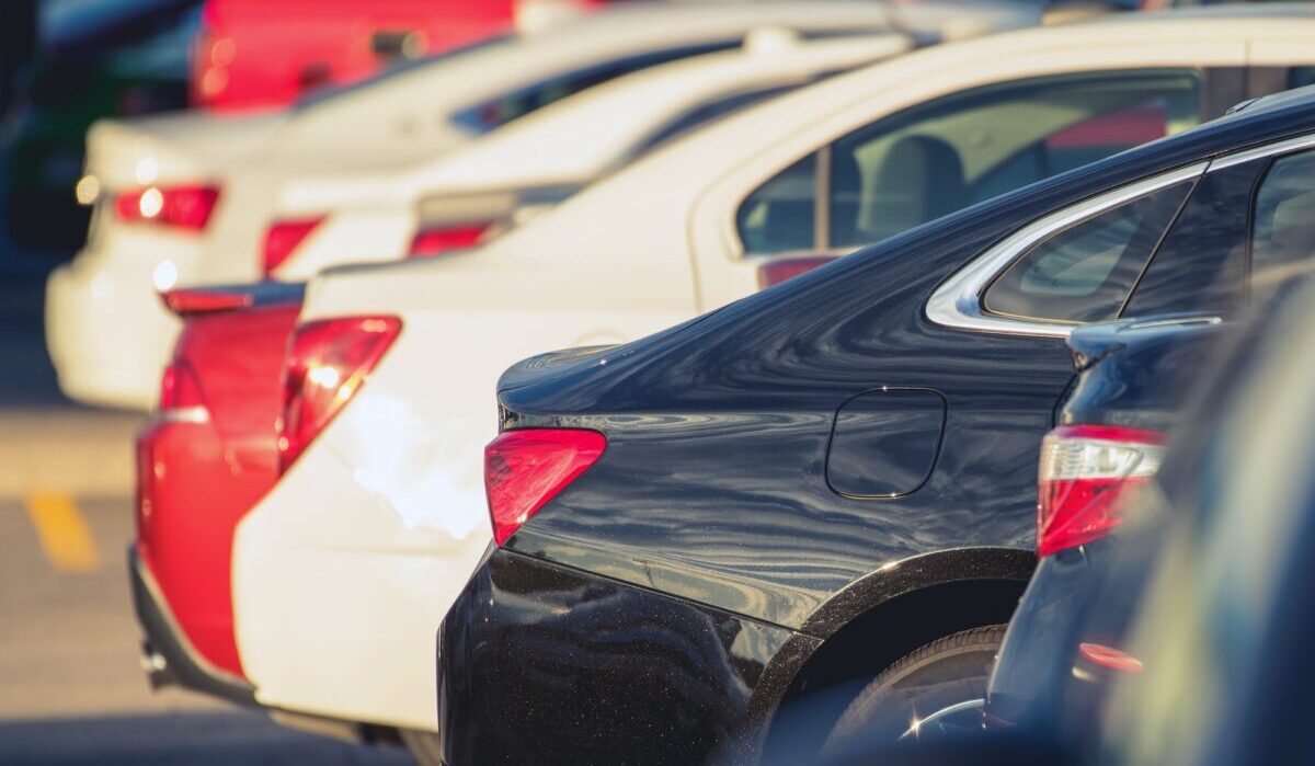 Estacionamento cheio de carros modernos