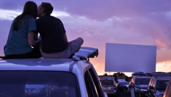 قم بالقيادة في Pozzuoli ، السينما الخارجية التي يمكنك رؤيتها بالسيارة