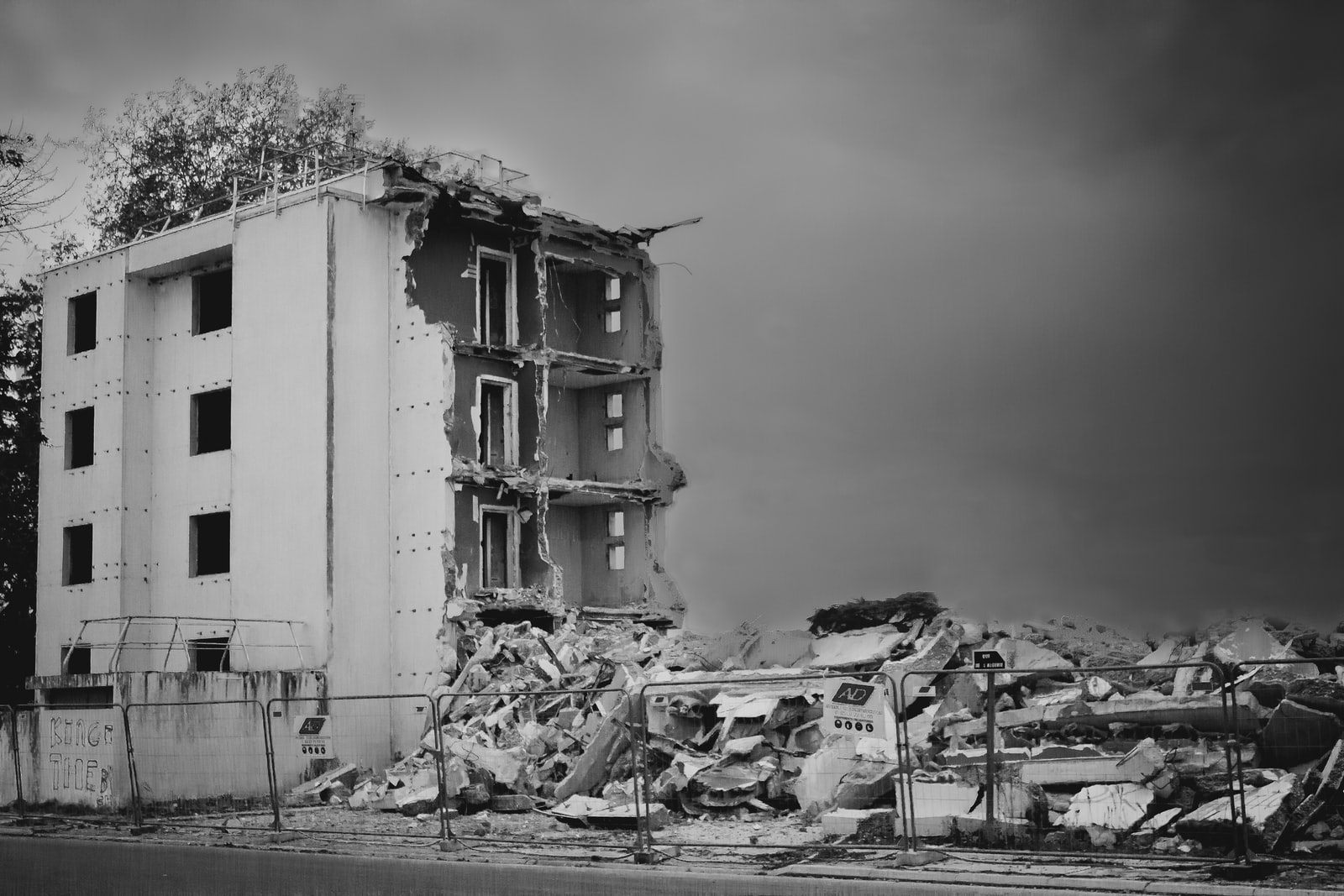 Foto eines Gebäudes, das durch ein Erdbeben beschädigt wurde