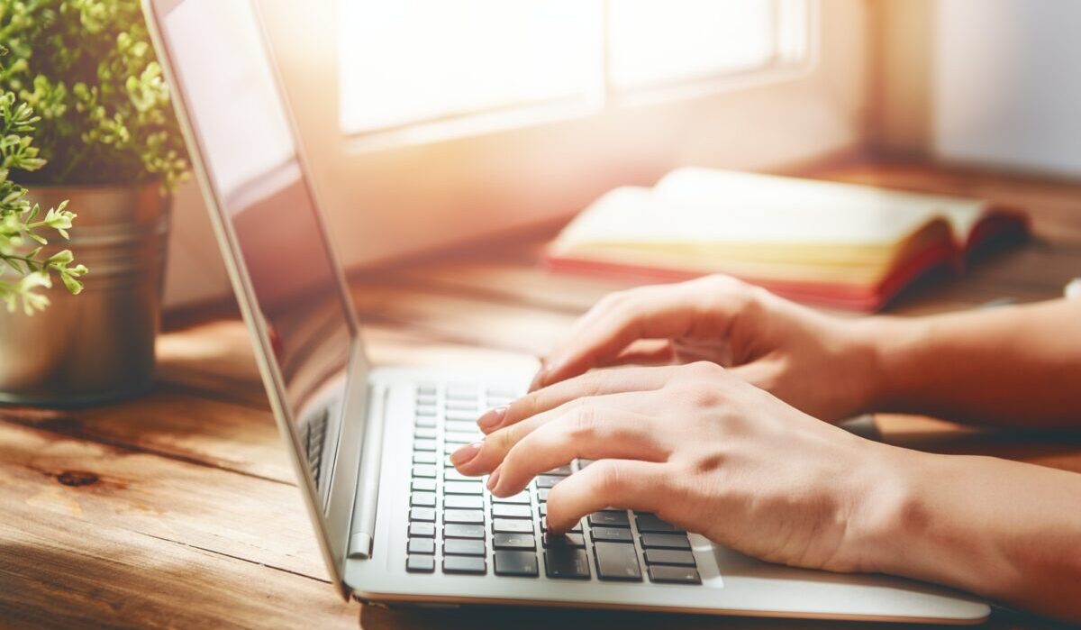 mujer está trabajando en pc