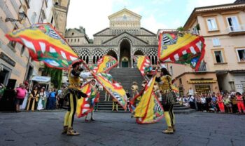 Fahnenschwinger der Amalfi-Prozession während der Feierlichkeiten zum byzantinischen Neujahr