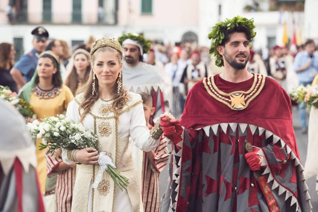 Défilé avec des vêtements à thème pour les célébrations du Nouvel An byzantin