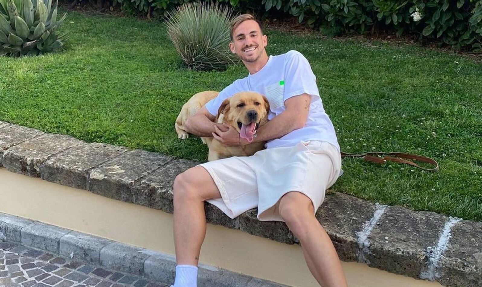 Il calciatore del Napoli, Fabian Ruiz, con il suo cane Bella