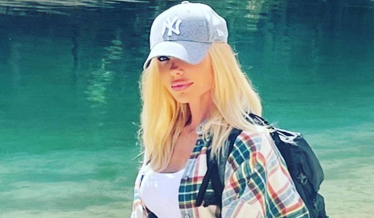 Ilary Blasi escapes to the mountains