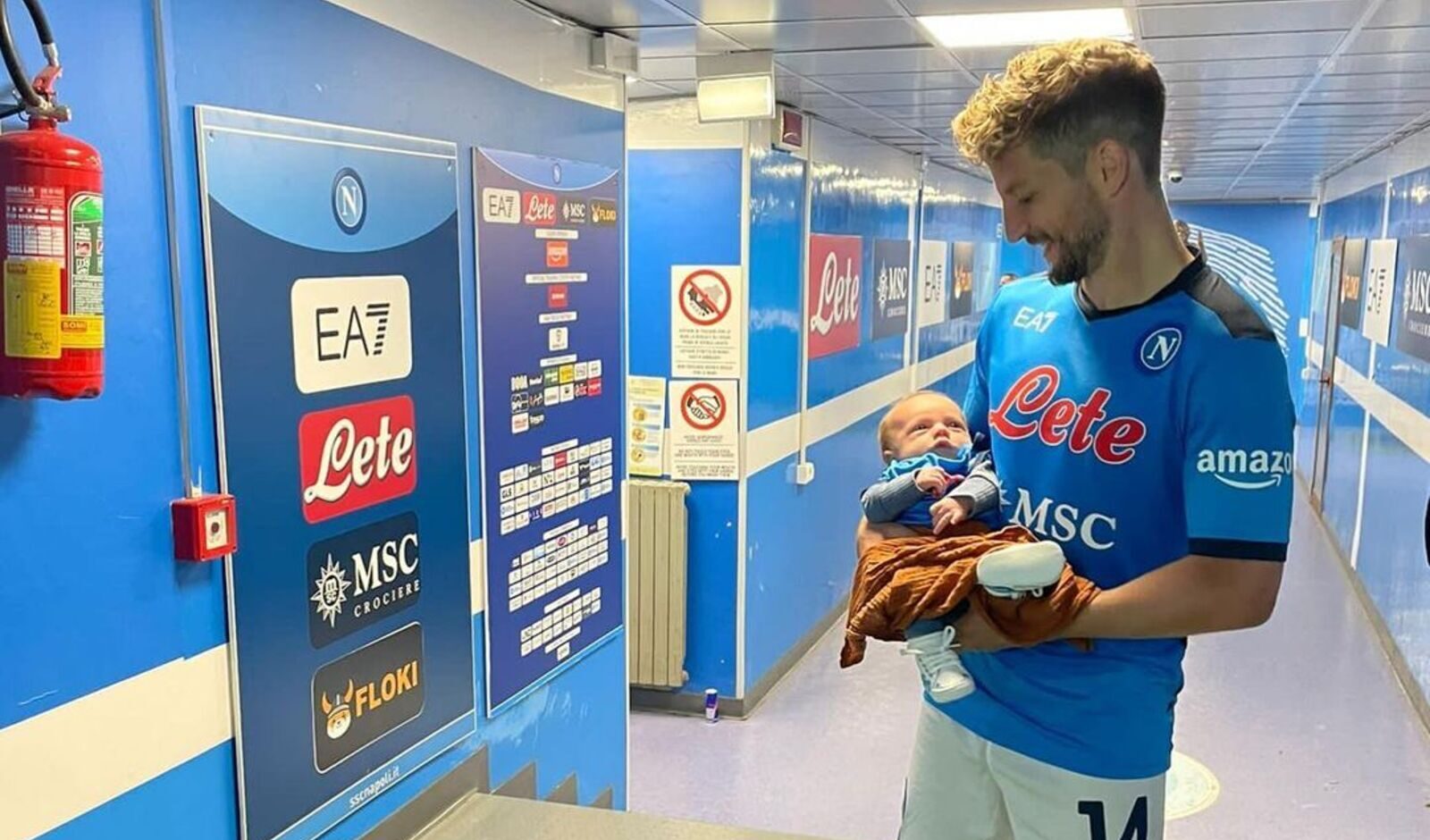 Dries Mertens 和他的儿子 Ciro 在他的怀里访问那不勒斯