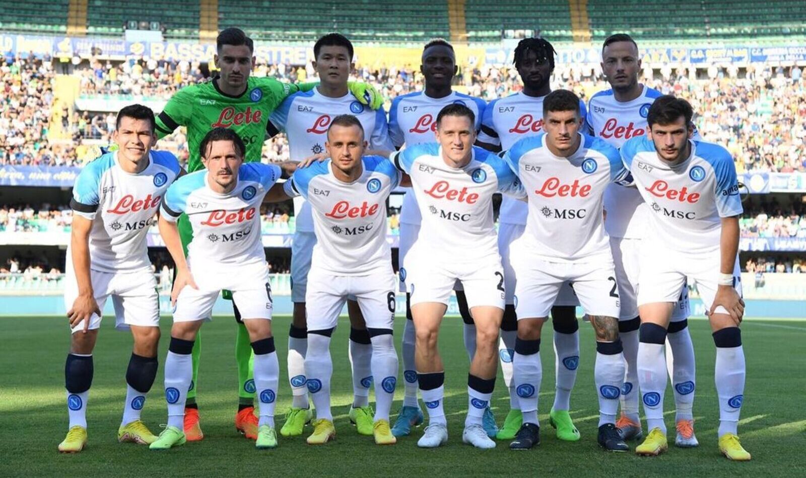 La squadra del Napoli posa per la foto prima del match contro l'Hellas Verona