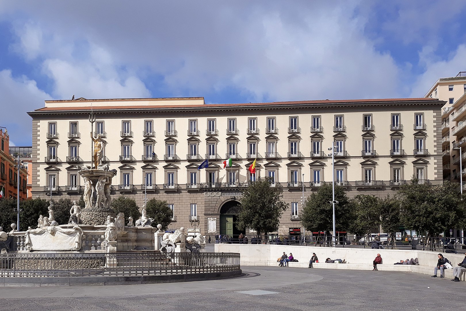 Vista del Palacio San Giacomo, sede del Ayuntamiento de la Municipalidad de Nápoles