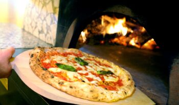 Pizzafestival in Mondragone mit 13 außergewöhnlichen Öfen und Pizzabäckern