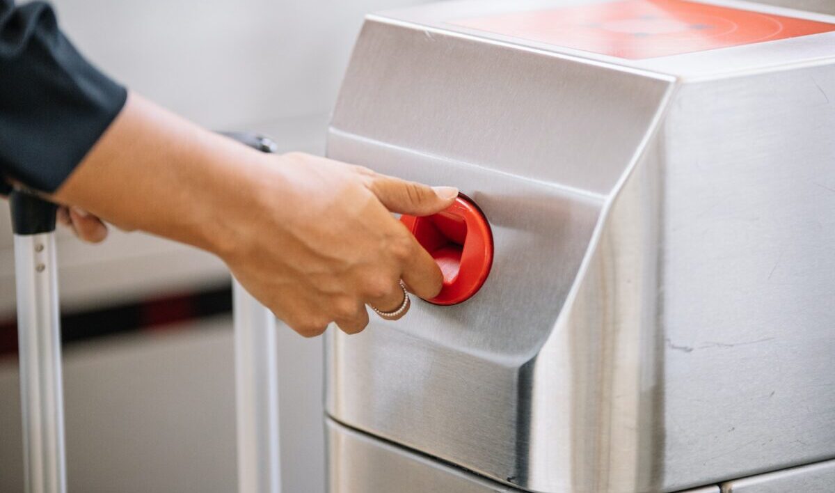 Erntefrau, die Ticket am Bahnhof nimmt