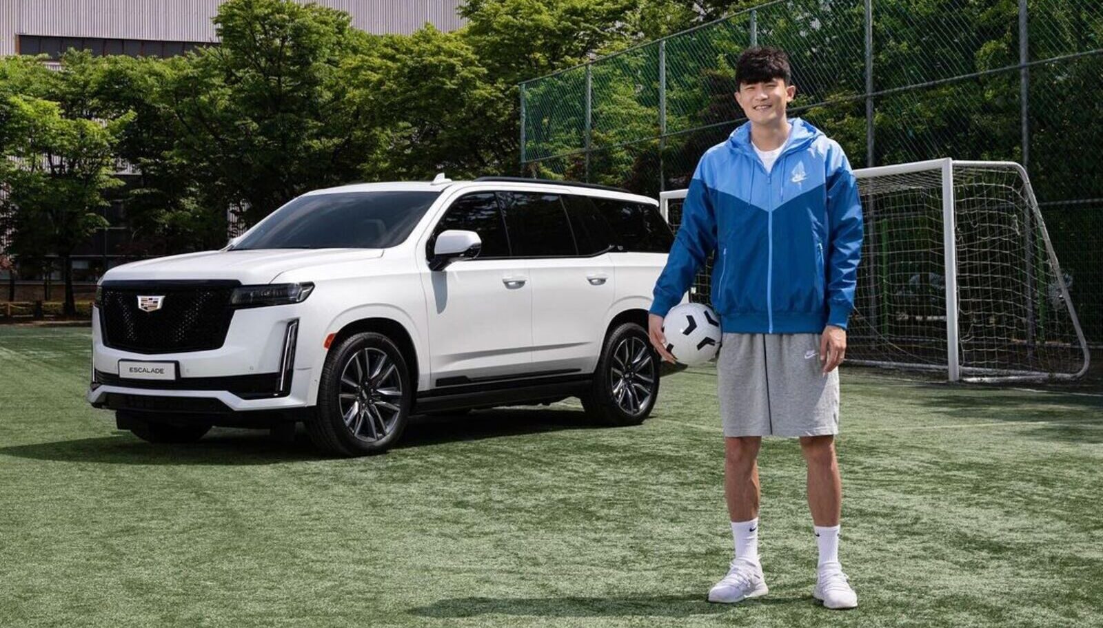Kim Min-Jae mit einem Ball in der Hand und dem Napoli-Sweatshirt