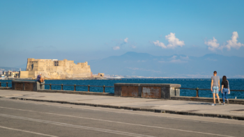 موقف السيارات تحت الأرض على الواجهة البحرية لنابولي: مشروع لتحسين حركة المرور