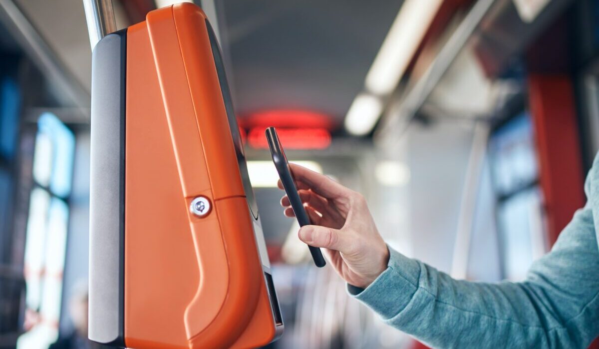 Mann kauft Ticket über digitale Brieftasche