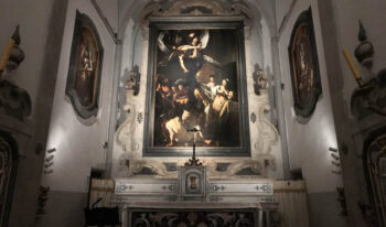 XNUMX 月中旬、ナポリのピオ モンテ デッラ ミゼリコルディアで、カラヴァッジョの傑作とともに