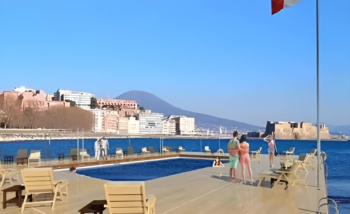 Lungomare di Napoli, il piano di rinascita: pedane-solarium sugli scogli e nuovi accessi al mare