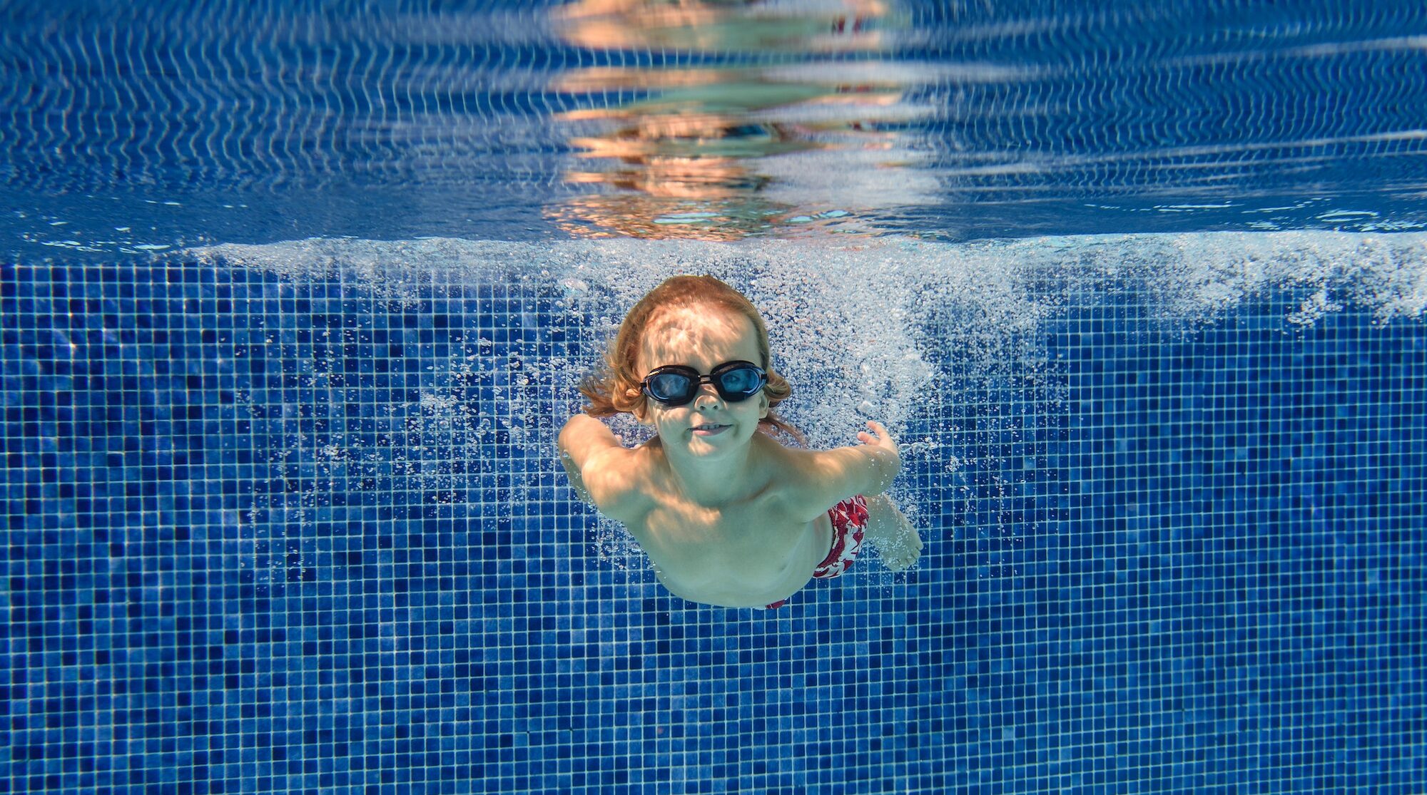 Bambino in piscina