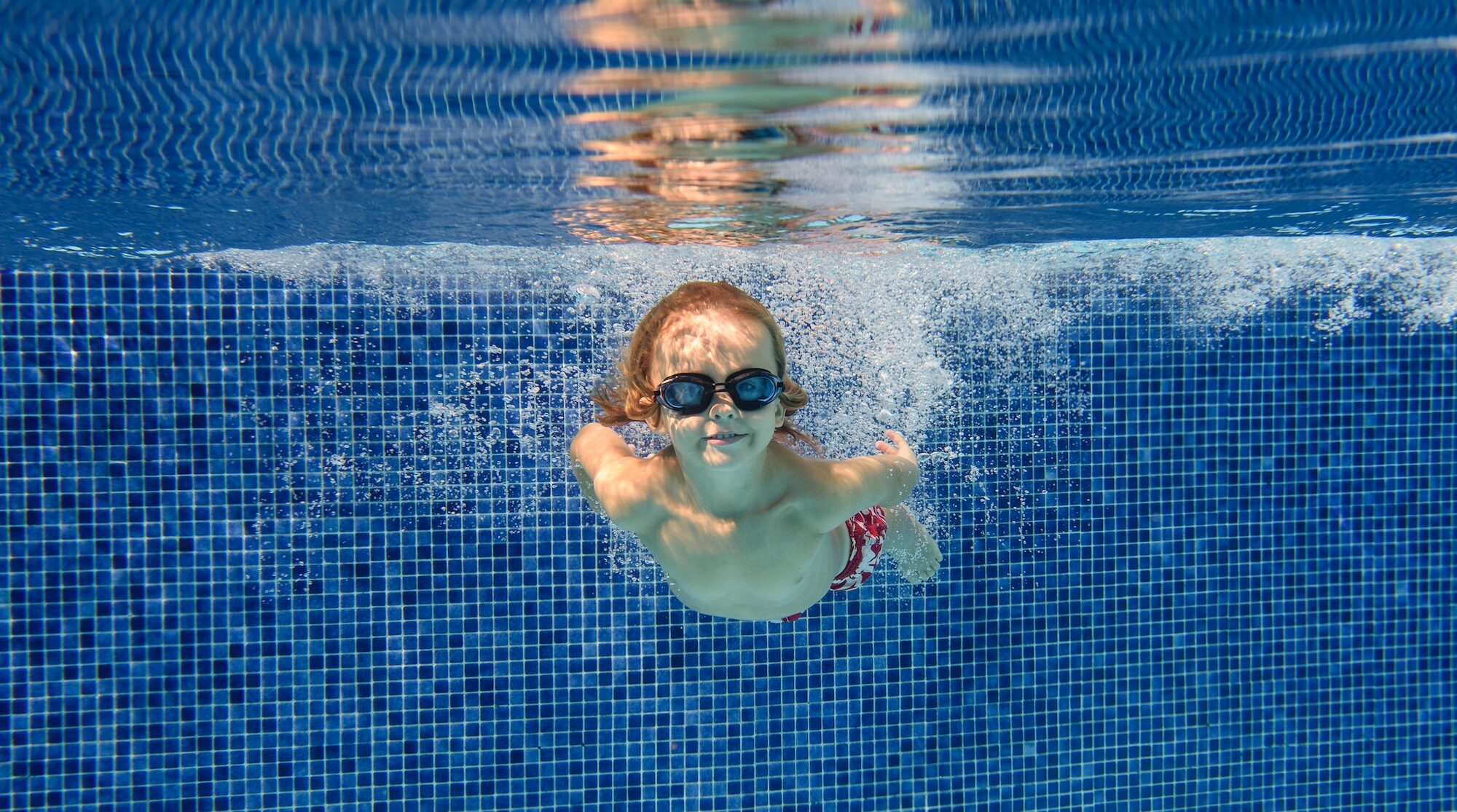 Criança na piscina