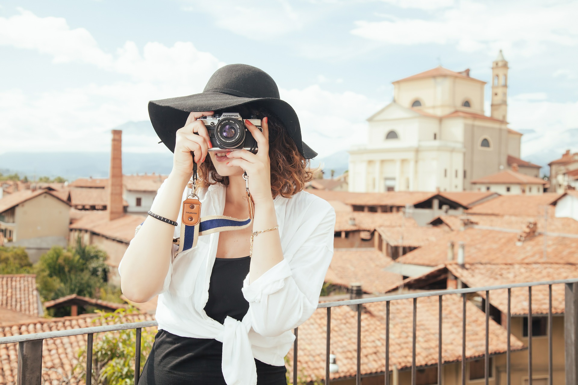 turista in viaggio che fa una foto