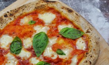 Gebackene Margherita-Pizza