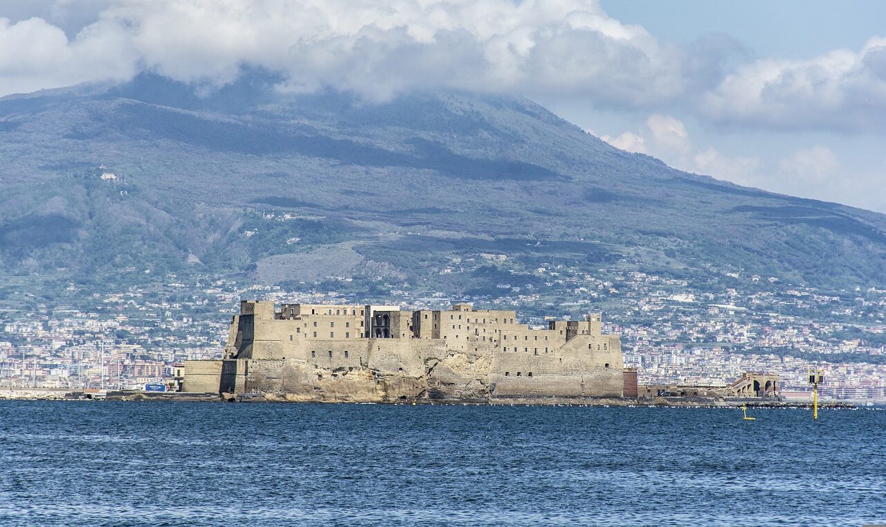 那不勒斯湾的 CAstel dell'Ovo