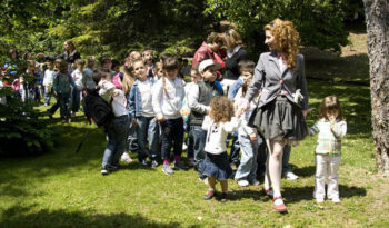 那不勒斯植物园与秋季童话剧院的儿童表演