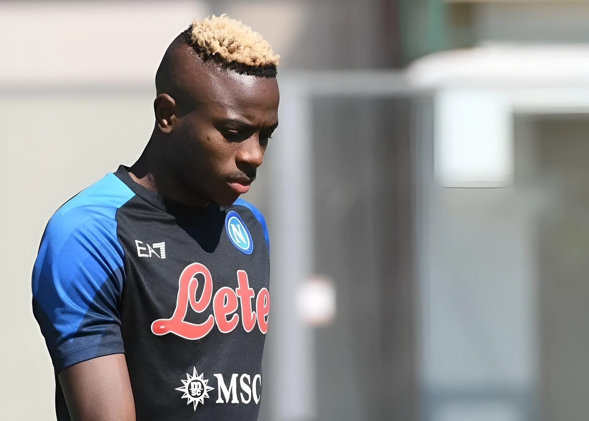 Demi-buste de Victor Osimhen avec la chemise Napoli