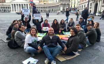 Kostenlose Umarmungen in Neapel, kostenlose Umarmungen kehren zur Piazza Plebiscito zurück