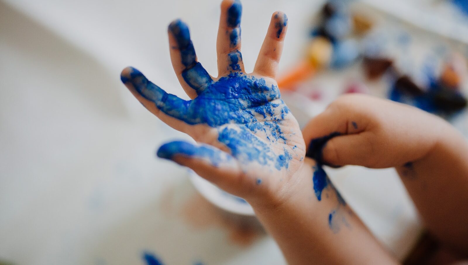 Peinture à la main de l'enfant