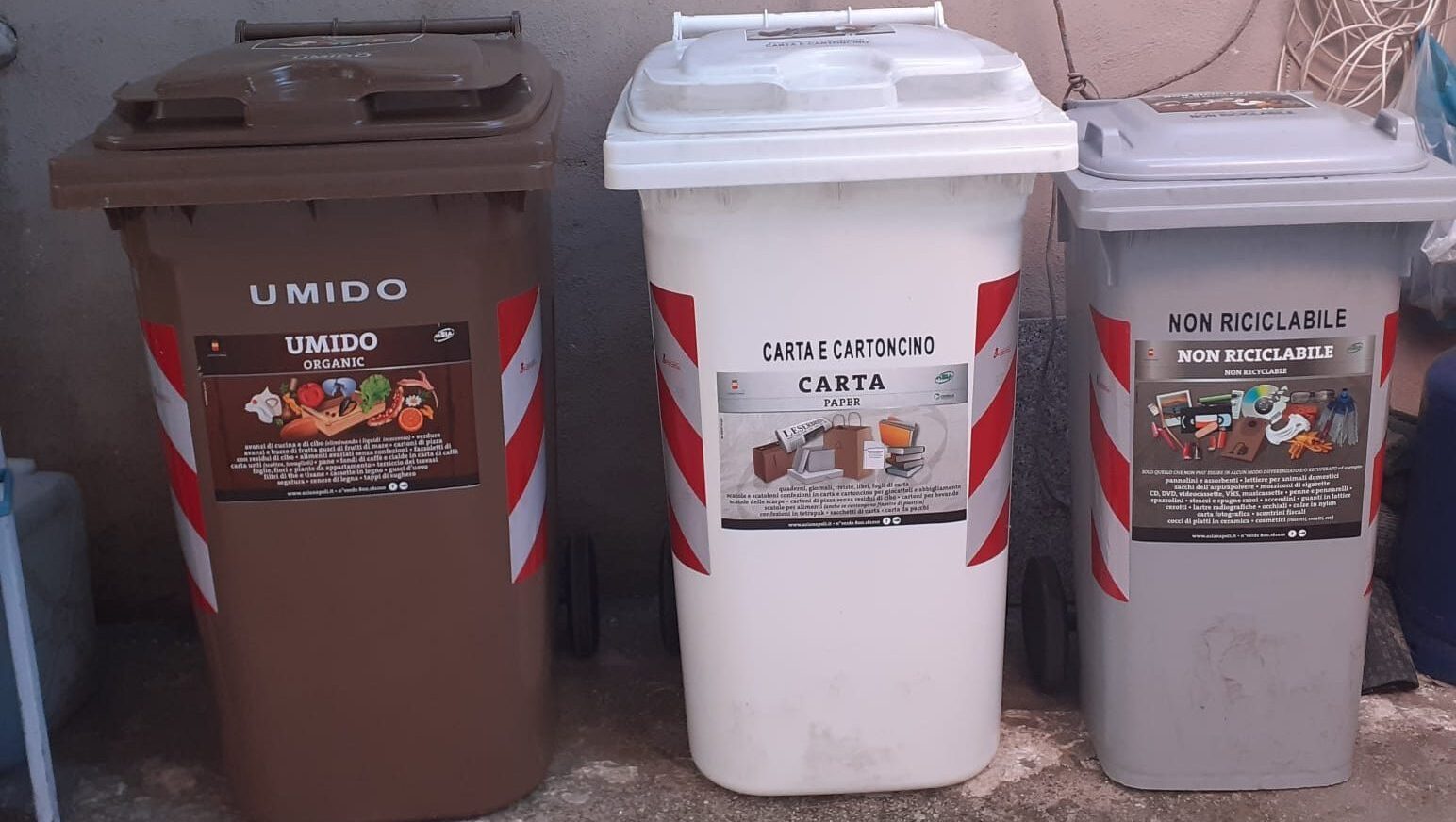 Caixas de coleta seletiva de lixo em Nápoles