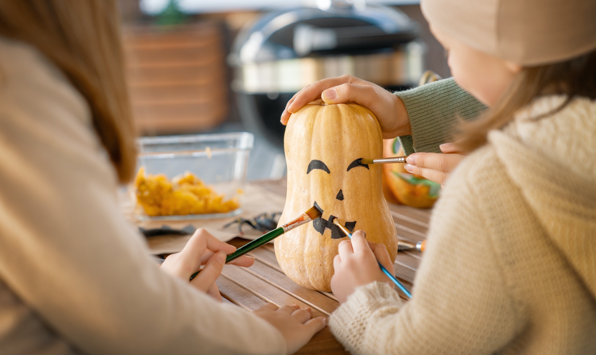 Kinder mit Halloween-Kürbis