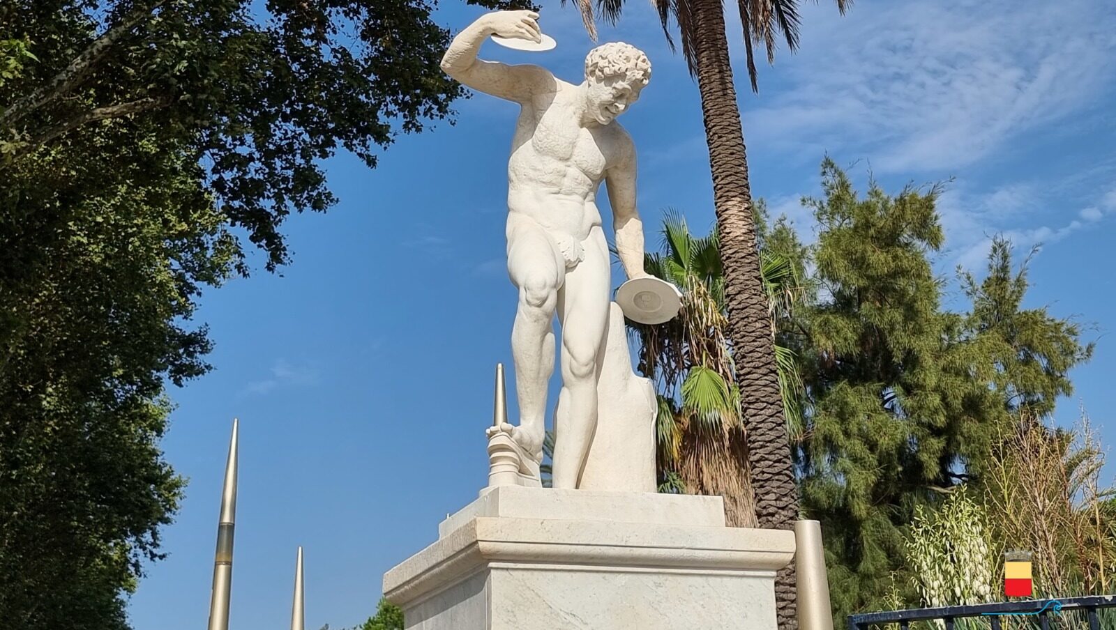 Statue de faune avec des cymbales dans la Villa Comunale