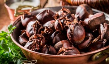 Castañas al horno caseras en una sartén de cobre