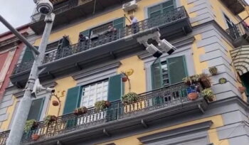 Nápoles: Samuele, un niño de 4 años arrojado desde el balcón: sirviente condenado a 18 años