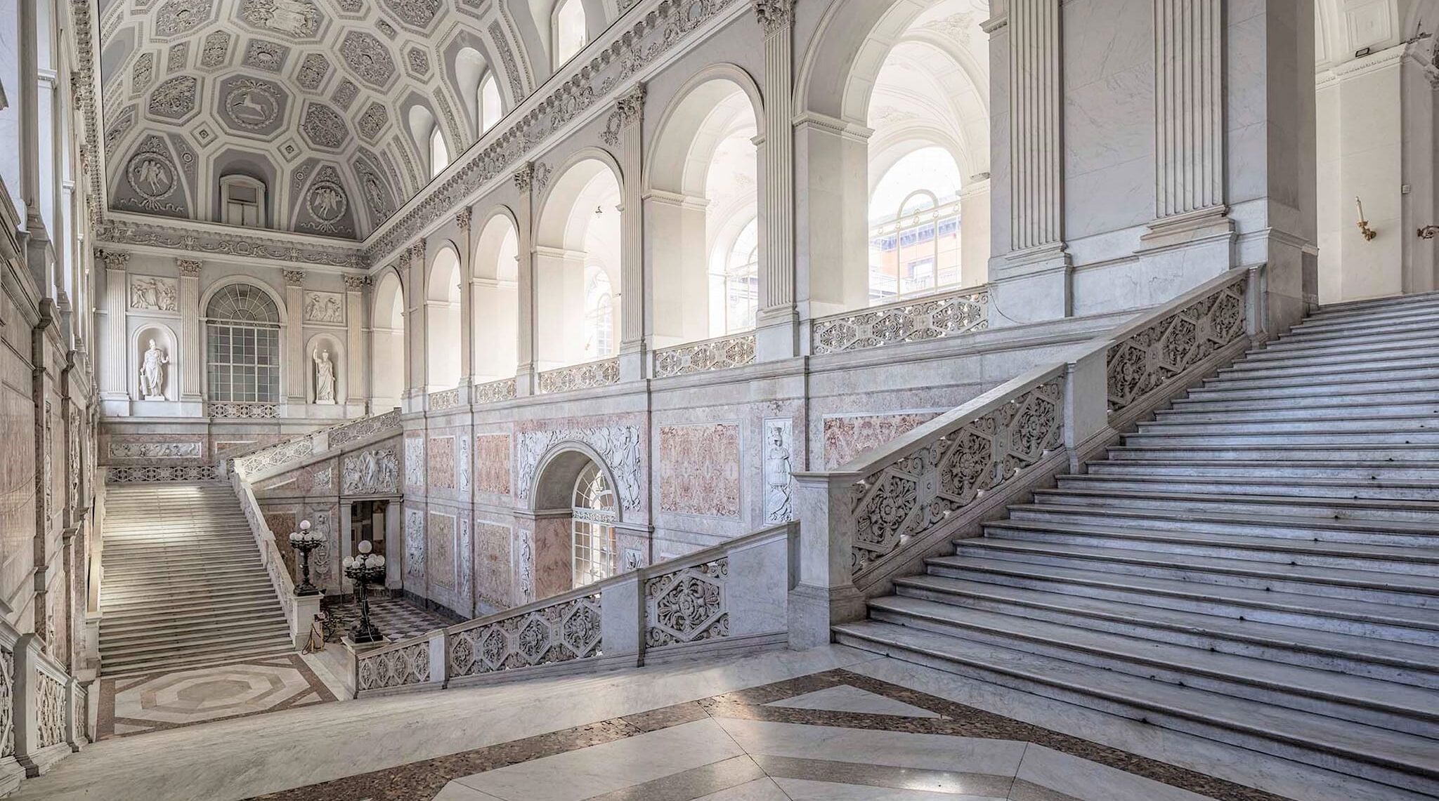 Escalera del Palacio Real de Nápoles