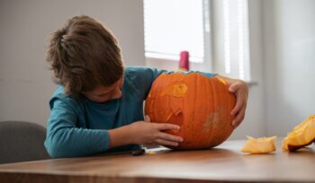 自分でハロウィンかぼちゃを作る男子生徒