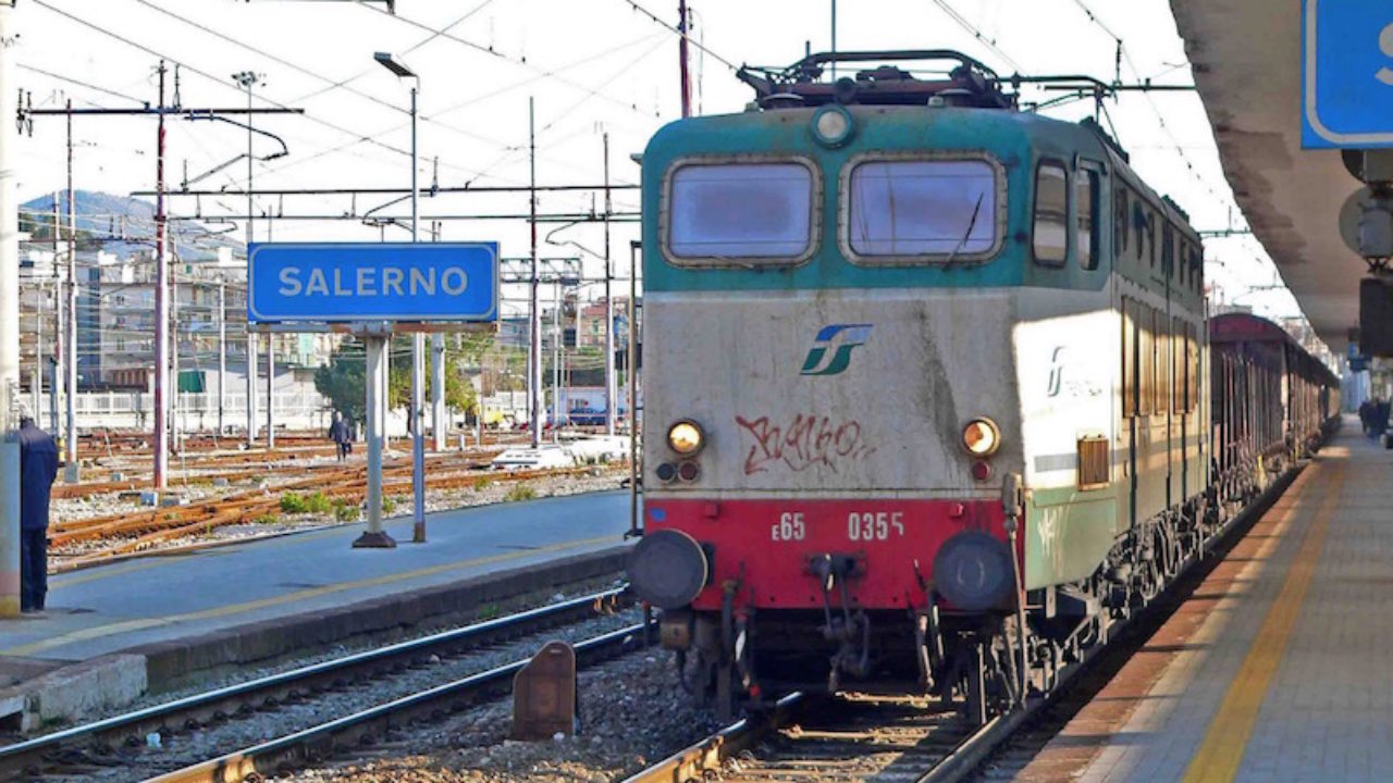 Tren en la estación de Salerno