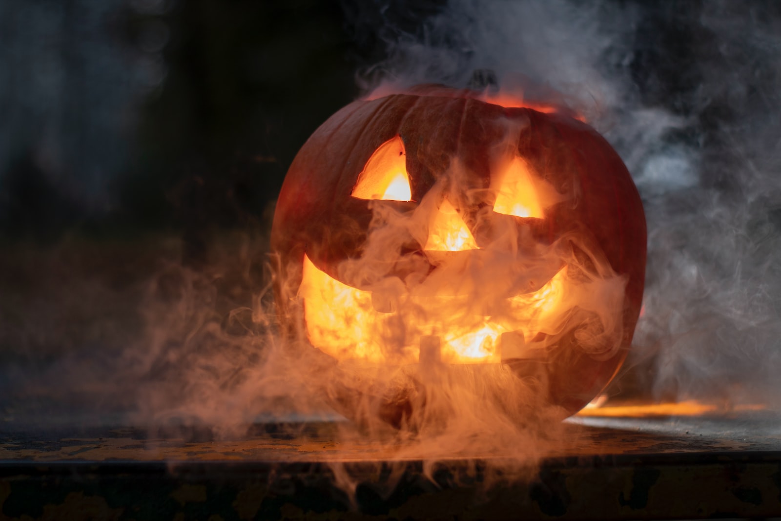 Jack-O'-Lantern avec de la fumée blanche qui sort