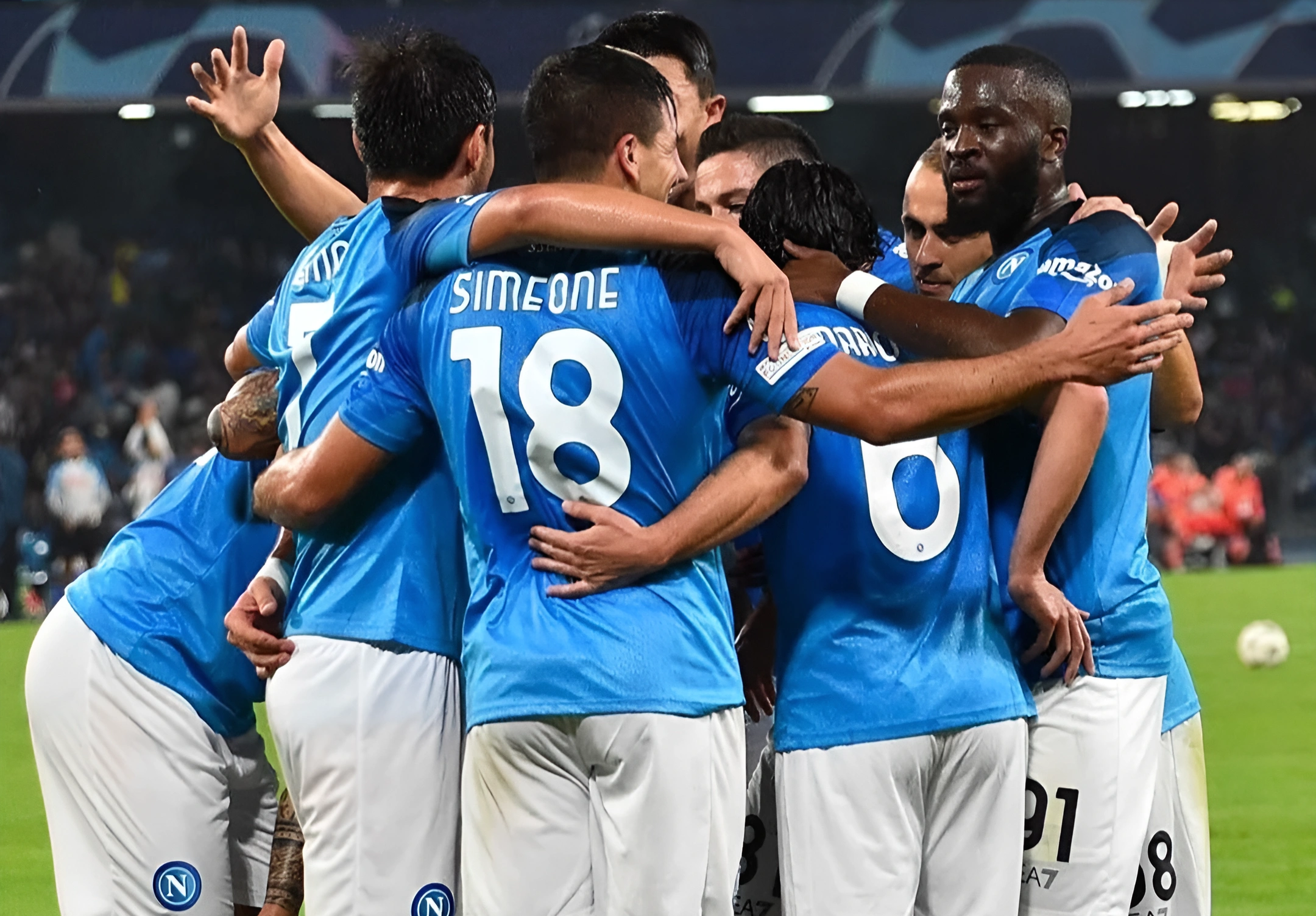 Calciatori del Napoli stretti in cerchio che esultano