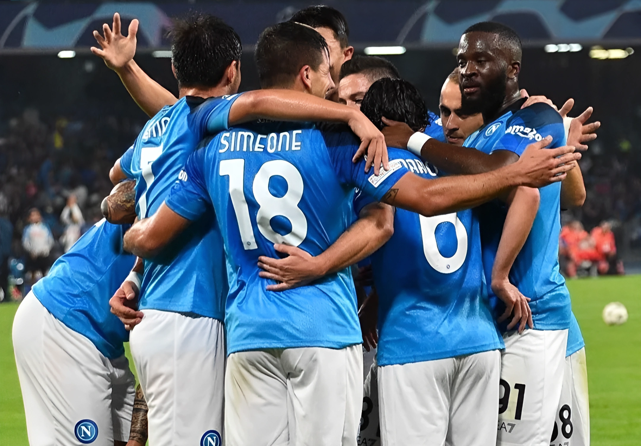 Napoli players tightly in a circle who rejoice