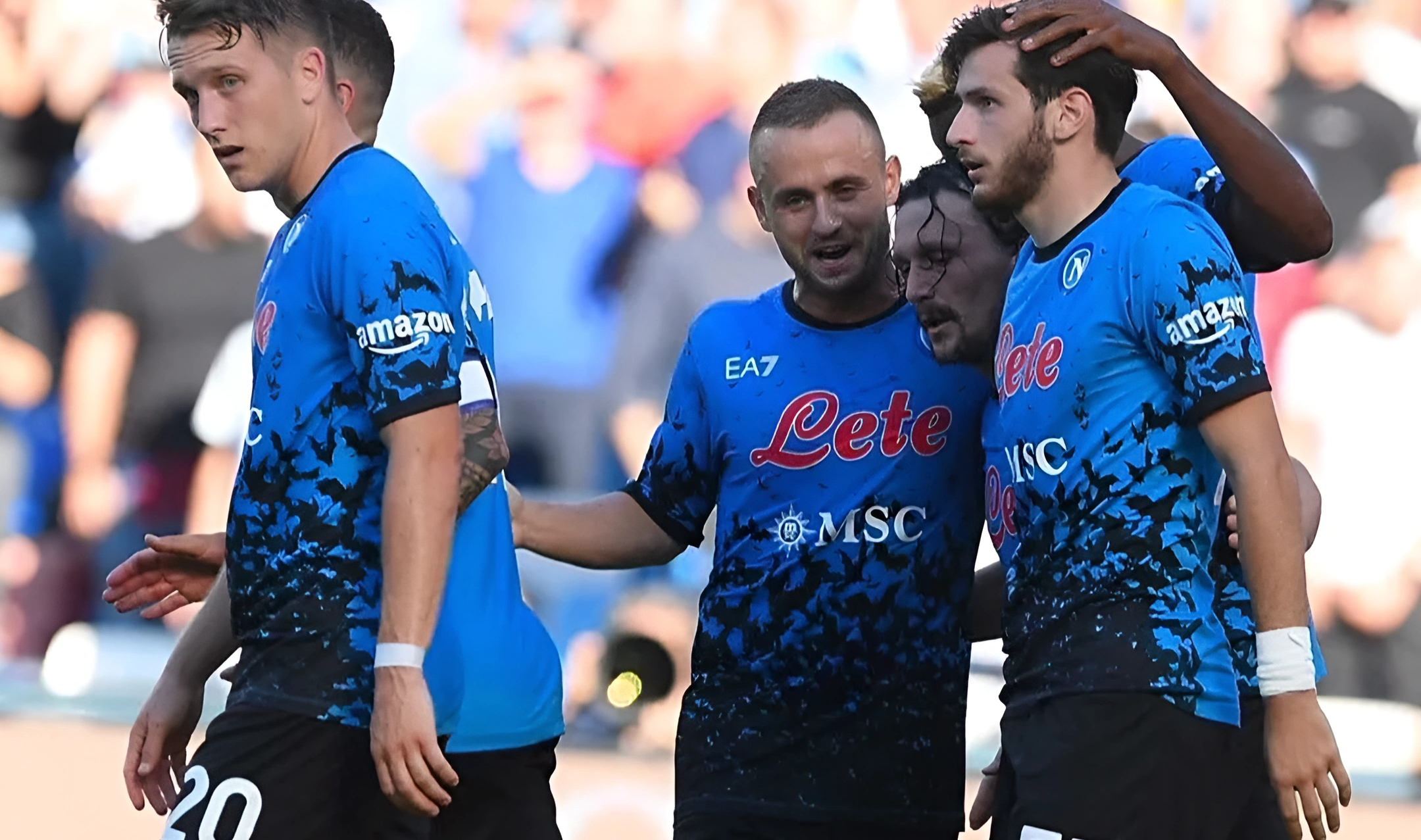 Calciatori del Napoli esultano dopo una vittoria