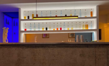 In Neapel der erste Platz ohne Etiketten: die Originalbar ohne Marke