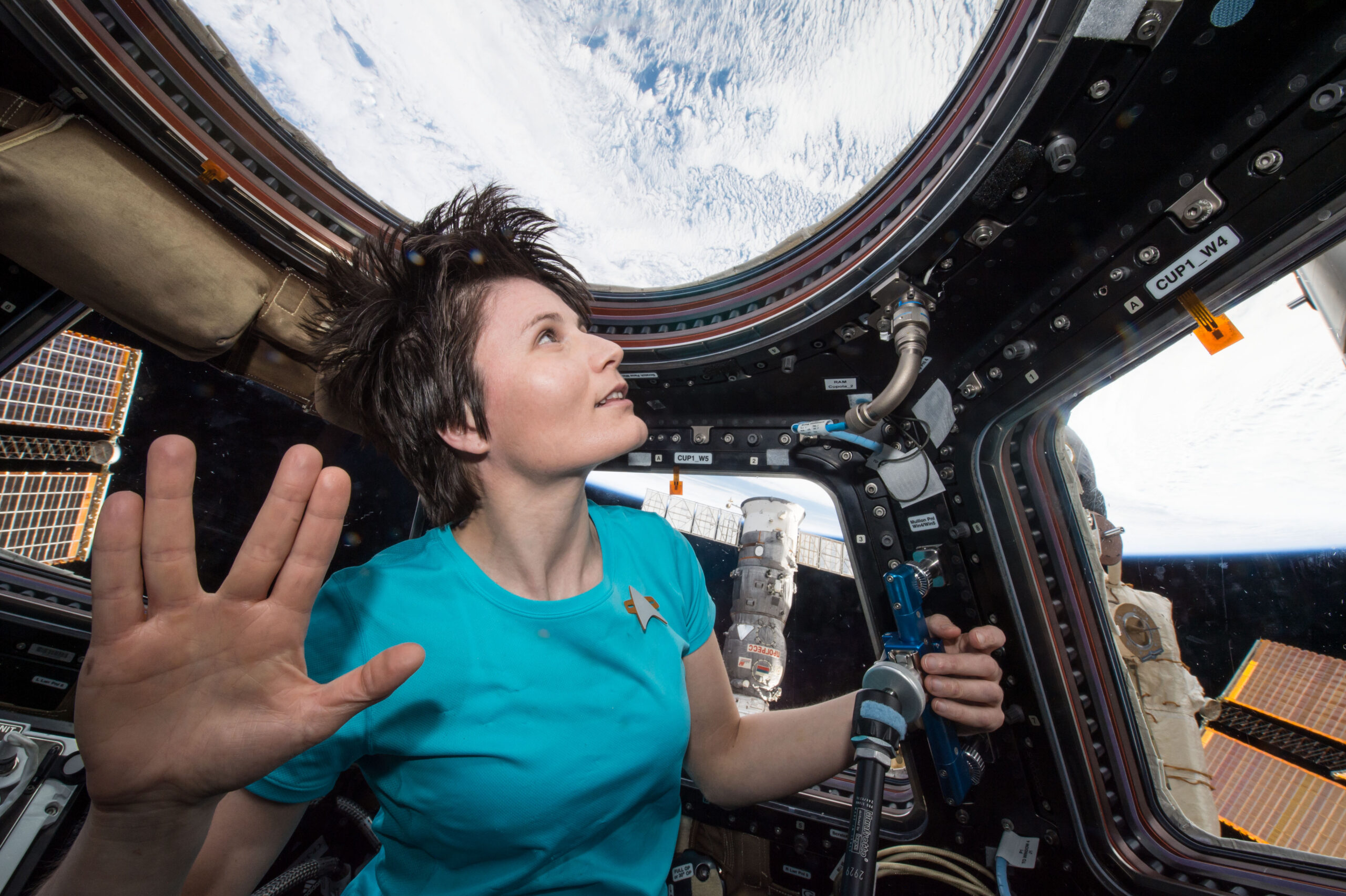 Samantha Cristoforetti dalla ISS fa il saluto vulcaniano in onore di Leonard Nimoy