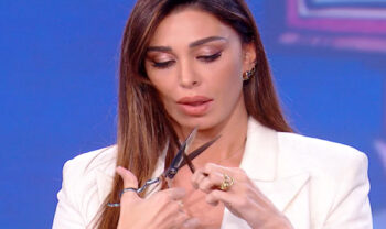Belen Rodriguez si taglia una ciocca di capelli per le donne iraniane