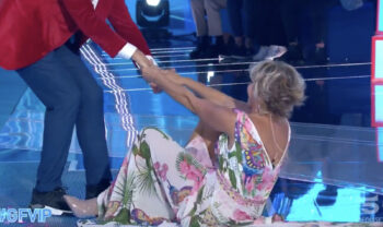 GF VIP: Carmen Russo cade e resta in mutande: ecco il video