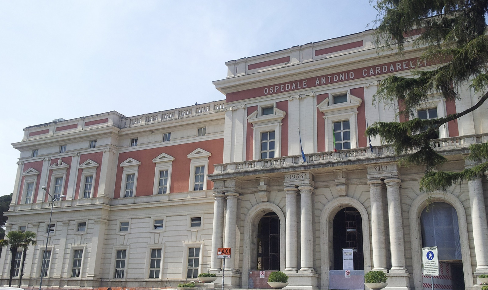 Foto da entrada do hospital Cardarelli