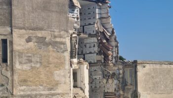 Cimitero di Poggioreale a Napoli chiuso dopo il nuovo crollo con le bare sospese nel vuoto